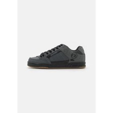 Sneakers globe tilt usato  Genova
