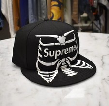 Boné chapéu esqueleto ossos logotipo caixa preta Supreme New Era novo com etiquetas 7 1/4 SS25 AUTÊNTICO comprar usado  Enviando para Brazil