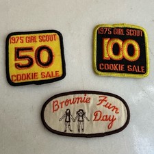 Używany, 3 Vintage 1975 GSA Girl Scouts Wyprzedaż ciasteczek i Ronnie Fun Day Badges na sprzedaż  Wysyłka do Poland