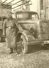 Lg. Porta. Foto: Soldado da Wehrmacht com aparência jovial posado por caminhão Opel Blitz! comprar usado  Enviando para Brazil