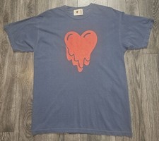 Camiseta masculina azul logotipo coração derretido emocionalmente indisponível M/L nova sem etiquetas, usado comprar usado  Enviando para Brazil