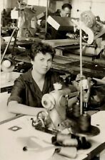 1965 Era Soviética Jovem Linda Mulher Oficina de Costura Foto Vintage P&B comprar usado 1965 Era Soviética Jovem Linda Mulher Oficina de Costura Foto Vintage P&B comprar usado  Enviando para Brazil