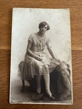 Vintage Pocztówka UK 🇬🇧 Portret kobieta nosząca sukienkę Naszyjnik na stołku „Mama” na sprzedaż  Wysyłka do Poland