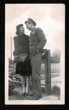 UNIFORME DE SOLDADO com SALTOS FEMININOS CERCA DE ARAME PORTÃO FOTO INSTANTÂNEA ANTIGA/VINTAGE - D359, usado comprar usado  Enviando para Brazil