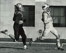 1969 Press Photo Lane Tech jogador de futebol do ensino médio Ken Ferguson vs. Lindholm comprar usado  Enviando para Brazil