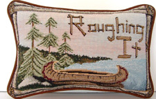 Ao ar livre - "Roughing It", travesseiro pequeno de tapeçaria, canoa, lago, árvores, novo comprar usado  Enviando para Brazil
