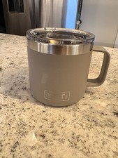 YETI Rambler 14 oz. Caneca de café acampamento de aço inoxidável - Bronzeado/areia com logotipo da empresa comprar usado  Enviando para Brazil