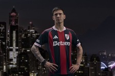 Camiseta NUEVA ALTERNATIVA RIVER PLATE 24/25 Adidas comprar usado  Enviando para Brazil