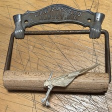 1884 SUPORTE DE ROLO DE PAPEL HIGIÊNICO VITORIANO APW ALBANY NY FERRO FUNDIDO MADEIRA MÃOS  comprar usado 1884 SUPORTE DE ROLO DE PAPEL HIGIÊNICO VITORIANO APW ALBANY NY FERRO FUNDIDO MADEIRA MÃOS  comprar usado  Enviando para Brazil