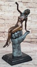 Bronzo Figura di Un Naked Lady Seduto Su Mans Mano Da Juno Originale Art Figura comprar usado  Enviando para Brazil