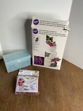 Lote de decoração de bolo Wilton pasta de goma recortes de flores cortador de flores caixa colorida comprar usado  Enviando para Brazil
