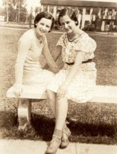 Foto vintage lindas mulheres no banco belas pernas vestido curto 1920 comprar usado  Enviando para Brazil