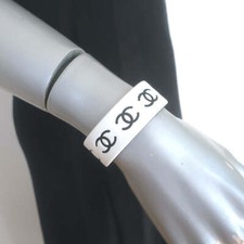 Bracelete Chanel 02P CC de resina branco e preto comprar usado Bracelete Chanel 02P CC de resina branco e preto comprar usado  Enviando para Brazil