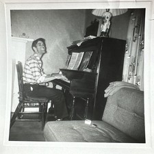 FOTO VINTAGE REAL Senhora tocando piano de pé e sorrindo como um maníaco comprar usado  Enviando para Brazil