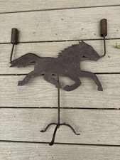 Castiçal antigo de chapa metálica cavalo corrida 16” de altura X 18” de largura comprar usado  Enviando para Brazil