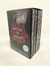 House of Night Set: Marked, Betrayed, Chosen, Untamed box set With Poster, usado comprar usado  Enviando para Brazil