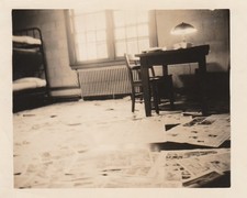 Foto vintage da década de 1940 de beliches e jornais no chão, fotos encontradas, usado comprar usado Foto vintage da década de 1940 de beliches e jornais no chão, fotos encontradas, usado comprar usado  Enviando para Brazil