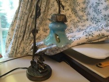 LUMINÁRIA DE MESA DE METAL LÂMPADA FIGURATIVA COM MENINA SENTADA NO TRAVESSEIRO 15” DE ALTURA comprar usado  Enviando para Brazil