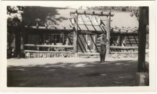 Foto vintage de cabanas de madeira do Parque Nacional Crestview Lodge com guarda florestal comprar usado  Enviando para Brazil