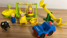 Itens de playground Little People Fisher Price - 4 bonecos - carro de polícia 2 cadeiras porco, usado comprar usado  Enviando para Brazil