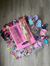 Lote de bonecas Barbie, acessórios e estojo de transporte comprar usado  Enviando para Brazil