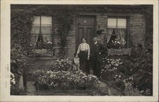 Cartão postal foto real antigo de casal e cachorro na frente da casa RPPC comprar usado  Enviando para Brazil