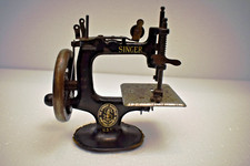 Antiga máquina de costura Singer mini brinquedo com manivela de ferro fundido lubrificante modelo EUA "02 comprar usado  Enviando para Brazil