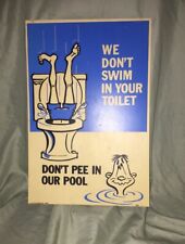 Letrero vintage Poolmaster 1968 We Don't Swim in Your Toilett para piscinas residenciales, usado segunda mano  Embacar hacia Argentina