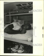 1989 Press Photo Um homem dorme em beliche no escritório do xerife criminal de Orleans comprar usado  Enviando para Brazil