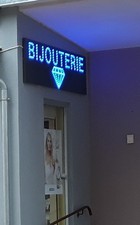 Grande enseigne lumineuse d'occasion Grande enseigne lumineuse d'occasion  Villers-le-Lac