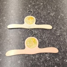 Conjunto de 2 cabides de madeira vintage infantil decoração de quarto de bebê rosa e verde comprar usado  Enviando para Brazil