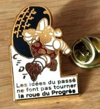 Pin lapel pins d'occasion  Les Lilas