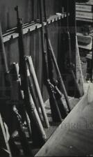 1969 Press Photo Armas antigas usadas por armeiro como peças em rifles novos, Kilgore comprar usado  Enviando para Brazil