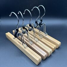 Lote de 5 cabides de madeira calças saia madeira natural e metal giratório comprar usado Lote de 5 cabides de madeira calças saia madeira natural e metal giratório comprar usado  Enviando para Brazil
