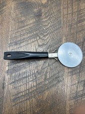 Usado, Cortador de pizza vintage EKCO aço inoxidável plástico preto cabo de espiga de milho EUA comprar usado  Enviando para Brazil