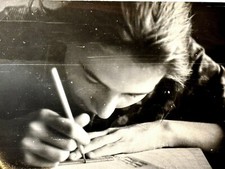 1973 Linda estudante escreve em caderno instantâneo foto amadora vintage comprar usado  Enviando para Brazil