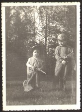 criança meninos em fantasia de cowboy com rifle de brinquedo fora foto antiga 9x12cm #42447 comprar usado  Enviando para Brazil
