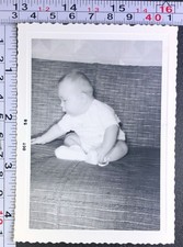 1958 Bebê Criança Sentada no Sofá Sala de Estar Foto Vintage BW Instantâneo comprar usado  Enviando para Brazil
