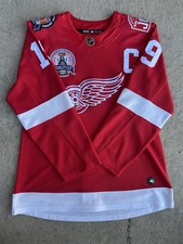 Camiseta Adidas Detroit Red Wings Captain HOF #19 Steve Yzerman tamanho 46 vermelha branca comprar usado Camiseta Adidas Detroit Red Wings Captain HOF #19 Steve Yzerman tamanho 46 vermelha branca comprar usado  Enviando para Brazil