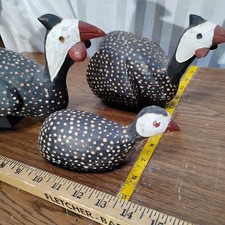 Arte folclórica vintage 3 galinhas da Guiné e galinhas fazenda de galinhas aves de madeira feitas à mão   comprar usado  Enviando para Brazil