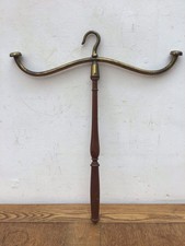 ANTIGA PERUCA ROTATIVA DE MADEIRA E LATÃO E CABIDE DE VESTIDO, ADVOGADOS/EXIBIÇÃO DE LOJA, usado comprar usado  Enviando para Brazil