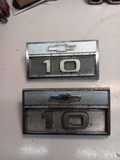 Conjunto de emblema dianteiro de caminhão Chevrolet GM C10 K10 3874041 vintage anos 60 fabricante de equipamento original, par, usado comprar usado  Enviando para Brazil