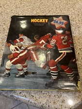 Hockey; photos by Harold Barkley, text by Trent Frayne, HCDJ, 1969 comprar usado  Enviando para Brazil
