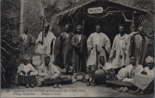 Zoo humain, Exposition coloniale, village sénégalais, balafon et cora, Lyon 1914, usado comprar usado Zoo humain, Exposition coloniale, village sénégalais, balafon et cora, Lyon 1914, usado comprar usado  Enviando para Brazil