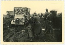Orig. Foto Soldaten mit Opel Blitz Lkw m. Tarn Camo im Schlamm in Russland 1944 comprar usado  Enviando para Brazil