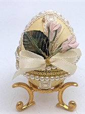 OVO DE GALINHA ANTIGO EM SUPORTE ARTICULADO FLORAL DECORADO À MÃO Forrado de Cetim Embelezado comprar usado  Enviando para Brazil