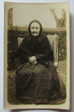 Usado, Cartão postal foto real velha vestido preto longo no quintal comprar usado  Enviando para Brazil