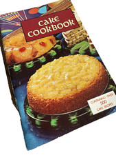 Vintage 1968 Cake Cookbook – 400+ Classic Recipes – Baking Retro! comprar usado  Enviando para Brazil