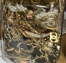 Jarro de joias misteriosas todo desgaste vintage-agora assinado sem assinatura-designer com curadoria de joias comprar usado  Enviando para Brazil