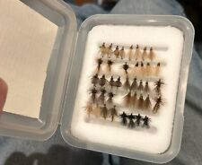 Cazador de truchas en la horquilla Henry’s caja de bolsillo para moscas con 40 varias moscas pequeñas Caddis segunda mano  Embacar hacia Argentina